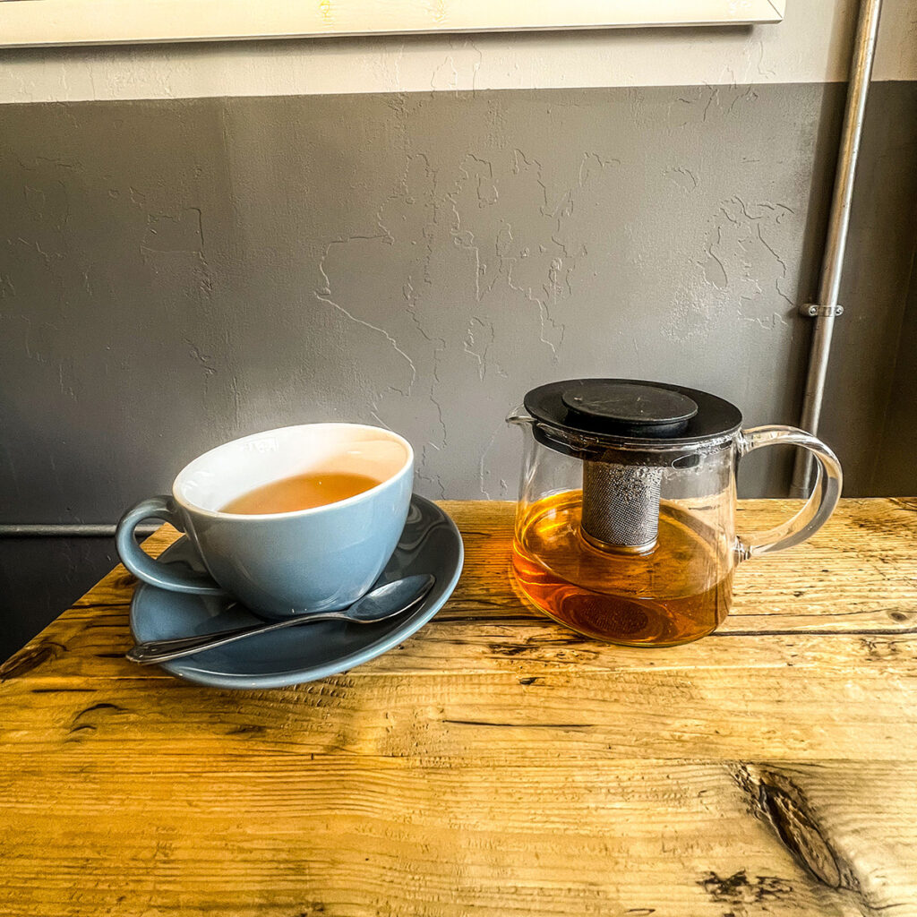 A tea and a diffusing pot in Under Pressure